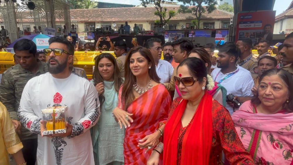 shilpa-shetty-and-her-family-visited-lalbaugcha-raja-to-seek-the-blessings-of-lord-ganesha